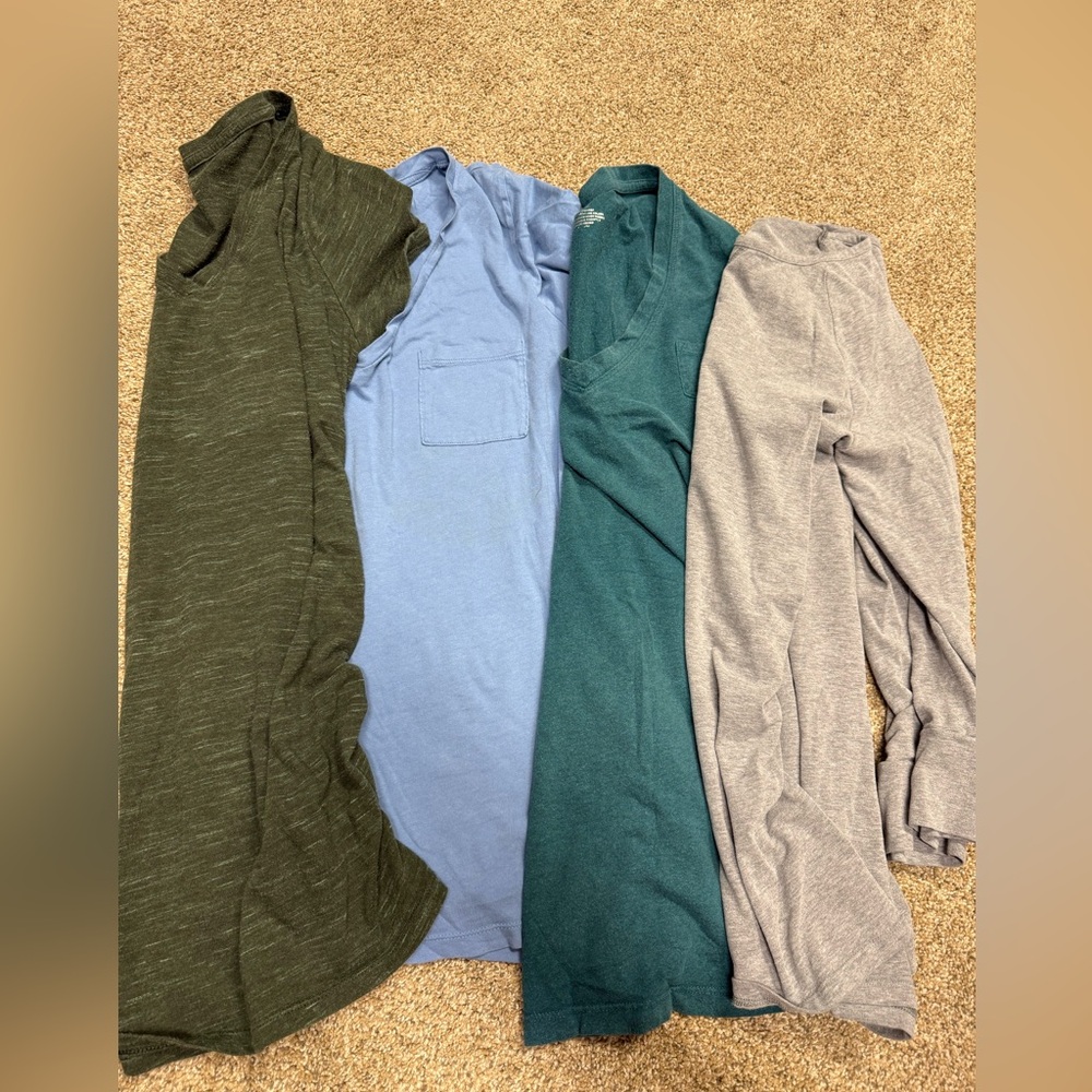 Bundle lot of 4 women’s maternity shirts size medium